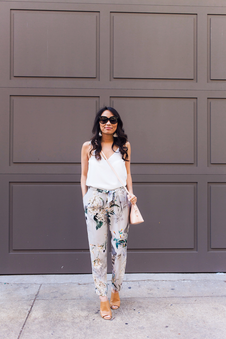 White Wide Leg Pants with Floral Blouse Outfits (2 ideas & outfits)